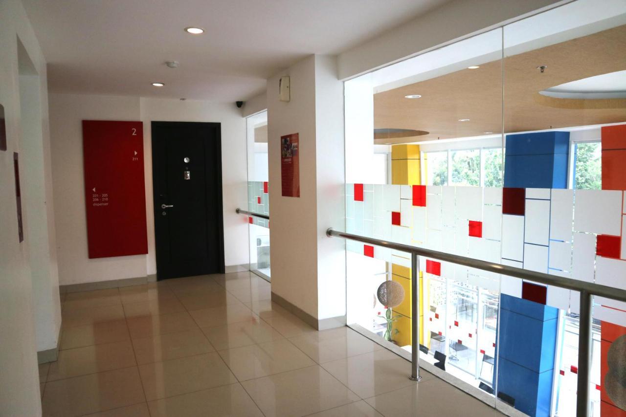 Amaris Hotel Dr. Susilo Grogol Jakarta Exterior foto