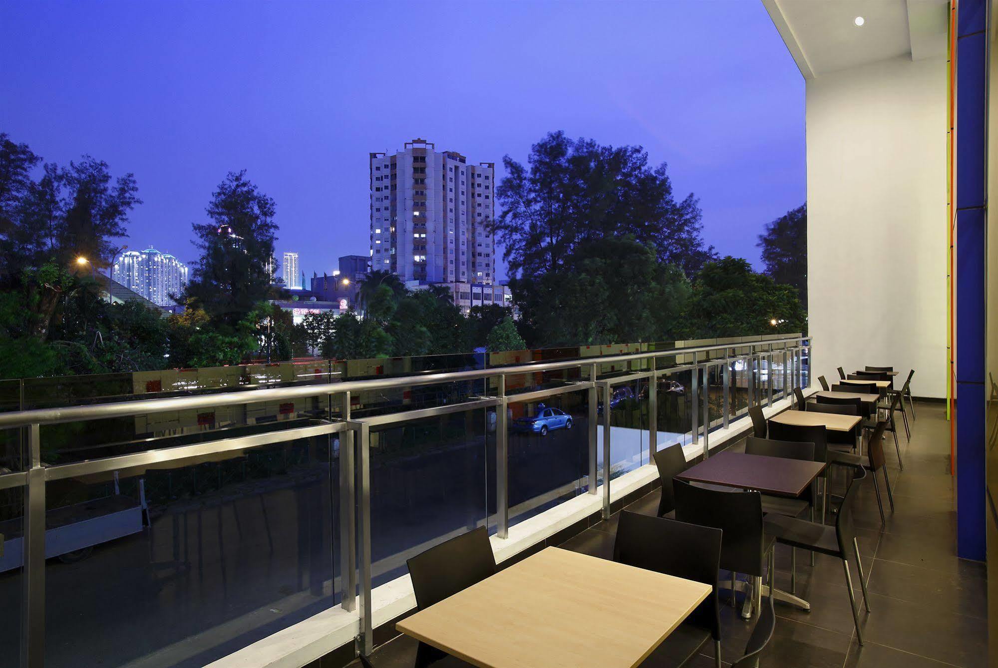 Amaris Hotel Dr. Susilo Grogol Jakarta Exterior foto