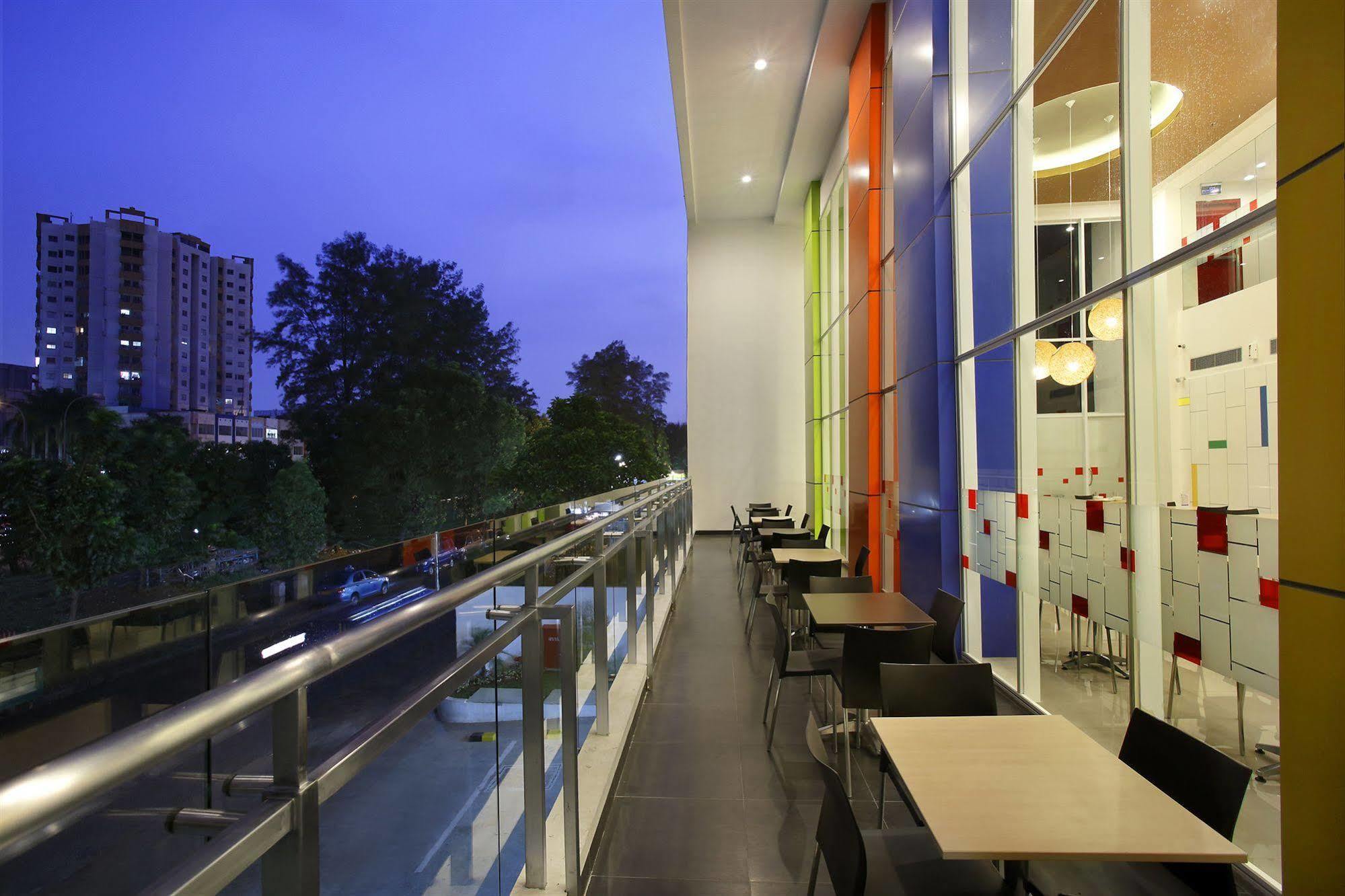 Amaris Hotel Dr. Susilo Grogol Jakarta Exterior foto